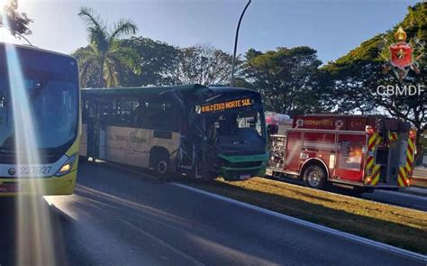 Colisão entre dois ônibus deixa 7 pessoas feridas no Eixinho Sul