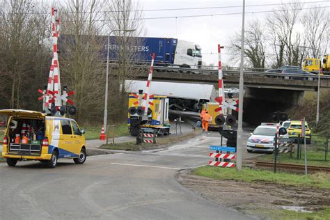 Vrachtwagen Rijdt Van Snelweg Af En Plet Bestelbus Rijksweg A R