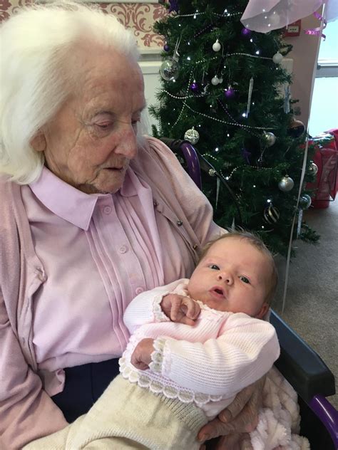 Une arrière arrière grand mère de 101 ans se réjouit de la première