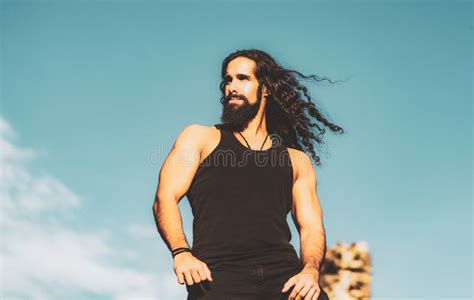 Homem Barbudo Bonito Cabelo Escuro Longo Homem Moderno Cabelo