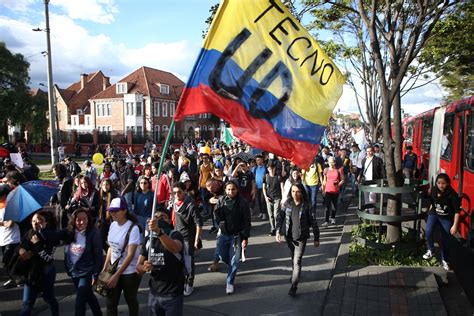 Imágenes Así Avanzan Las Marchas Estudiantiles En Bogotá Rcn Radio