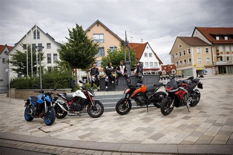 Összehasonlító teszt középkategóriás naked bike ok Motorrevü