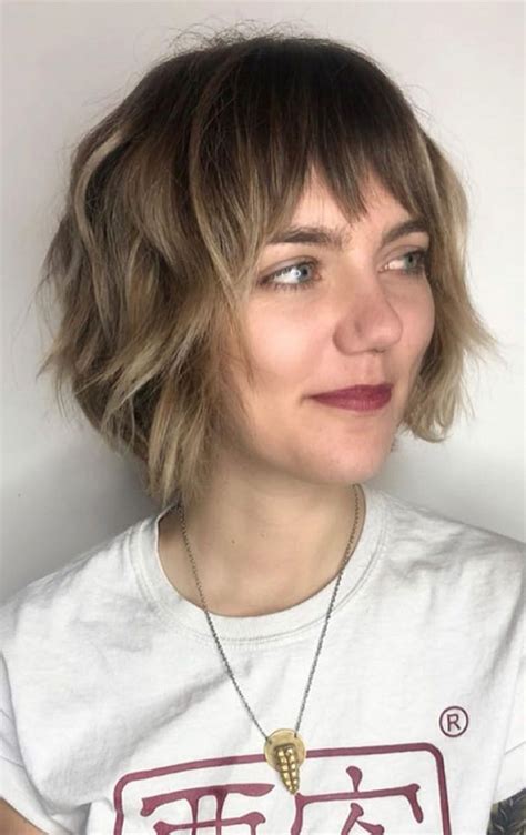 20 Effortless Short Haircuts For Thin Hair Ash Blonde Wavy Bob With Soft Fringe