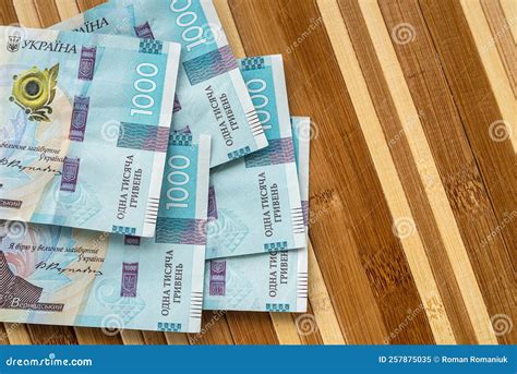 Pila De Billetes Ucranianos Hryvnia En El Fondo De La Bandera Ucraniana