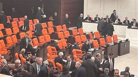 İYİ Partili vekiller AK Parti lilerin konuşması sırasında Genel Kurul