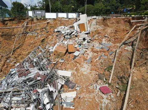 Sekurang Kurangnya Tujuh Paip Bawah Tanah Di Lokasi Tanah Runtuh Bocor