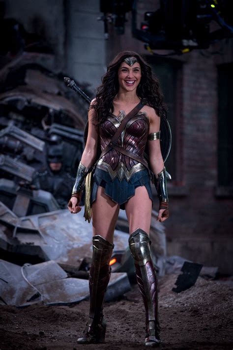 Gal Gadots Wonder Woman Flashes A Smile In New Batman V Superman Dawn