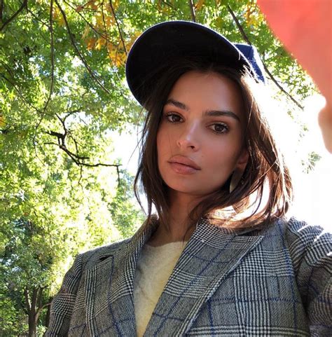 Emily Ratajkowski dit au revoir à 2018 dans un minuscule bikini rouge C est chaud NextPlz