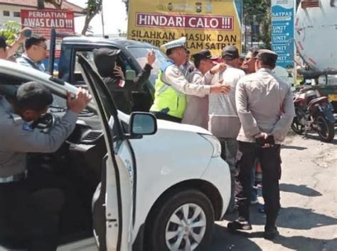 Ganggu Pelayanan Polisi Amankan Belasan Calo SIM Di Satpas Singosari