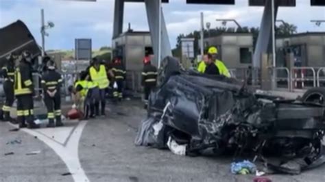 Ci Sono Morti E Feriti Bruttissimo Incidente Al Casello Autostradale