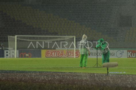 Pertandingan Liga 1 Tertunda Karena Hujan Deras Antara Foto