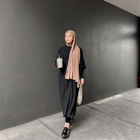 Baju Hitam Cocok Dengan Jilbab Warna Apa