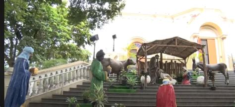 Presépio em tamanho natural é instalado nas escadarias da Igreja Matriz