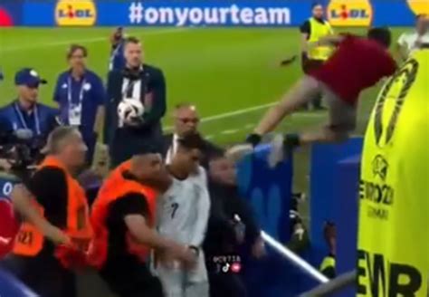 Cristiano Ronaldo é quase atingido por fã que pulou da arquibancada veja