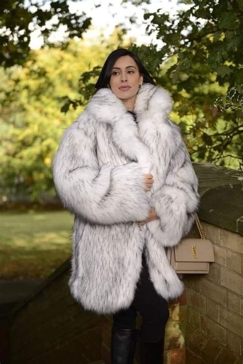 Épinglé par ehecatl sur fur fashion 15 Manteau fourrure Mode