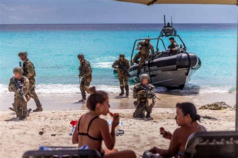 Dolfijnfm Militairen Oefenen Op Marinebasis Parera Knipselkrant Curacao