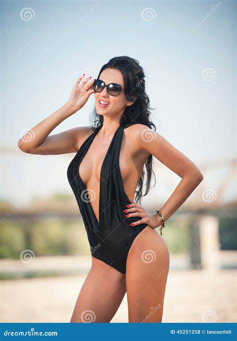 Portret M Oda Seksowna Brunetki Dziewczyna W Czarnym Ci Cym Swimsuit