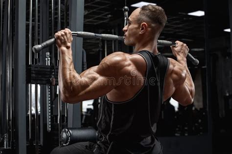 Entrenamiento Muscular Hombre En El Gimnasio Haciendo Ejercicio Para La