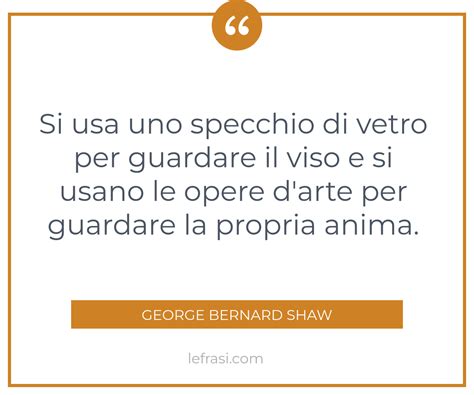 Si Usa Uno Specchio Di Vetro Per Guardare Il Viso E Si