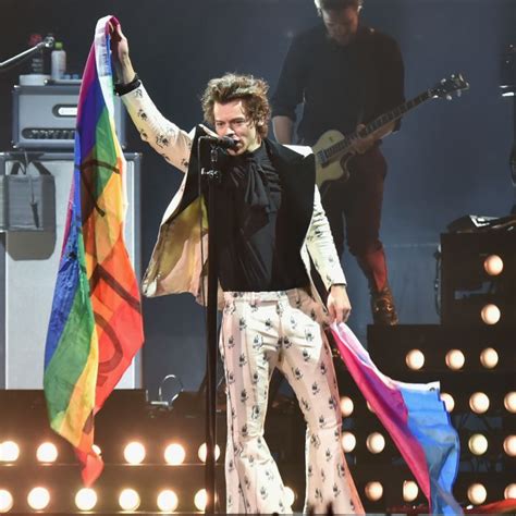 Harry Styles sempre demonstra apoio à comunidade LGBTQIA e não fala