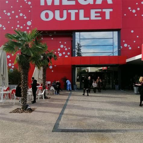 Mega Outlet Shopping Mall In Pyĺaia