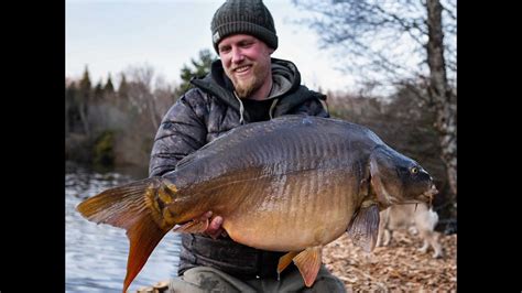 Karpervissen In De Winter Op Het Franse Betaalwater Jarlat Met Team