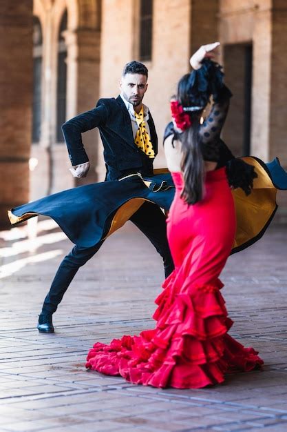 Foto Vertical De Um Homem Uma Capa Dan Ando Flamenco Uma Mulher