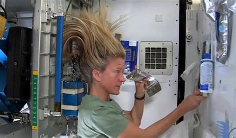 Astronauta Explica Como Lavarse El Cabello En El Espacio Chispano