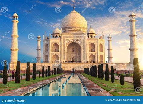 Taj Mahal En El Amanecer Del Lugar De Visita De India Agra Foto De