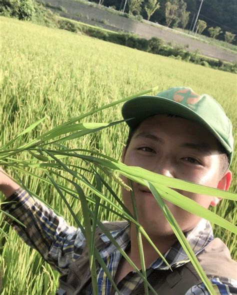 ‘중학생 소년농부 한태웅 논에서 피 뽑으며 행복한 웃음 “역시 양복보단 작업복” 김현서 기자 톱스타뉴스