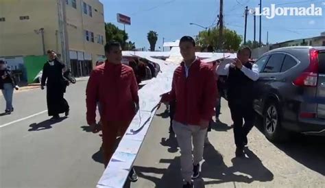 Migrantes realizan viacrucis en la frontera de México y EU La Jornada