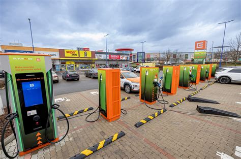 Nab Jec Stanice Pro Elektromobily Byla Otev Ena V Pra Sk Ch Let Anech