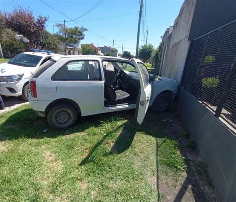 Robaron Un Auto Escapaban De La Policía Y Chocaron Contra Un Paredón