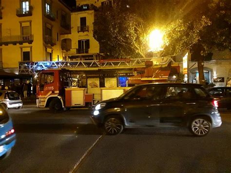 Gattino Bloccato Sull Albero In Via Roma Si Tuffa Sul Telo Dei Caschi