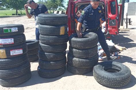 En control vehicular secuestran casi 50 neumáticos que eran