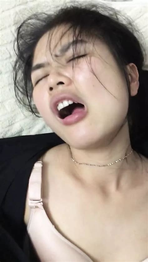 可爱的毛茸茸的中国亚洲小妞享受性爱 Xhamster