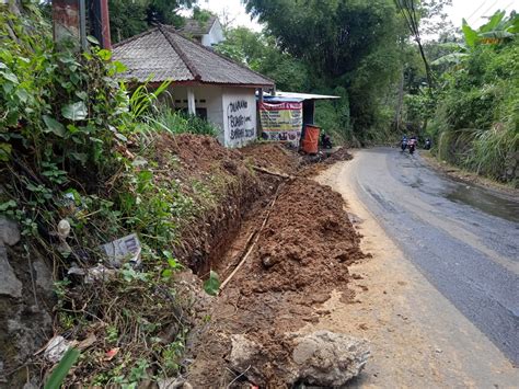 Pembangunan Drainase Jalan Cibedug Tanpa Dipasang Plang Proyek