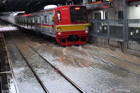 Sejumlah Perjalanan Kereta Api Terganggu Akibat Banjir Jakarta Antara