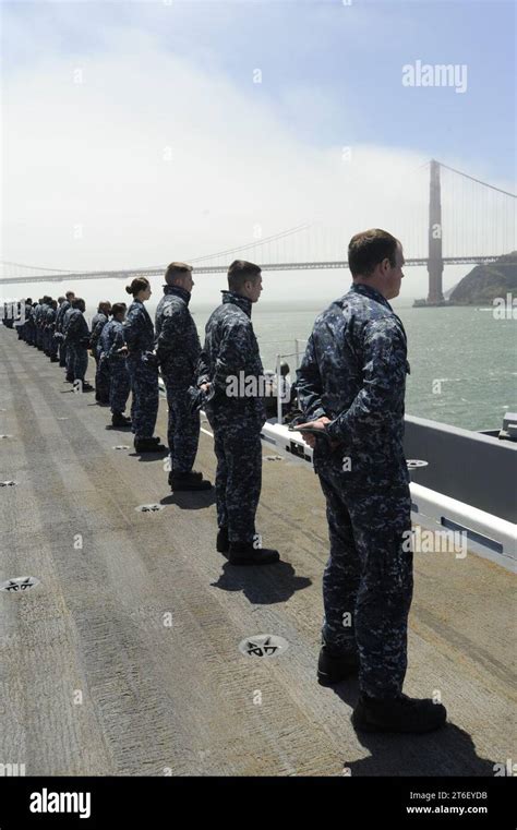 Uss Nimitz Departs Hi Res Stock Photography And Images Alamy