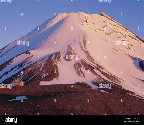 Sunrise at Syme hut Fantham´s Peak Mt Taranaki Egmont National Park New Zealand Stock Photo - Alamy