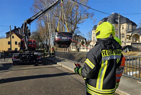 Pkw Berschl Gt Sich Und Landet In Bach Fahrer Wird Verletzt