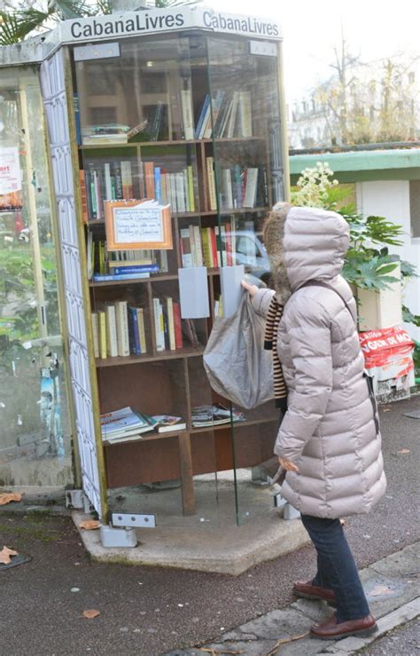 AIX LES BAINS Pour lire différent des cabines téléphoniques