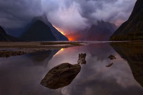 Atardeciendo Sobre El Fiordo De Milford Sound En Nueva Zelanda Foto De