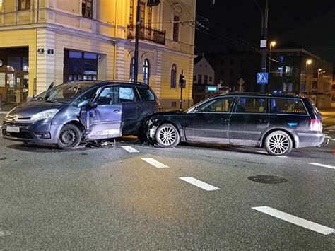 Nocne Zderzenie Pojazd W Na Skrzy Owaniu W Lublinie Wymuszenie