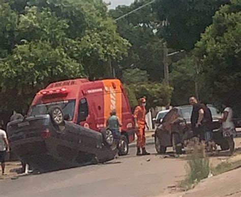 Em Ji Paraná carro bate em outro estacionado e capota na rua Brasiléia