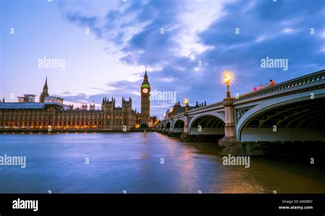 El puente de Westminster con el Támesis el Palacio de Westminster las