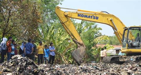 Pemdes Tulungagung Bersih Bersih Sampah Di Bantaran Kali Cimanuk