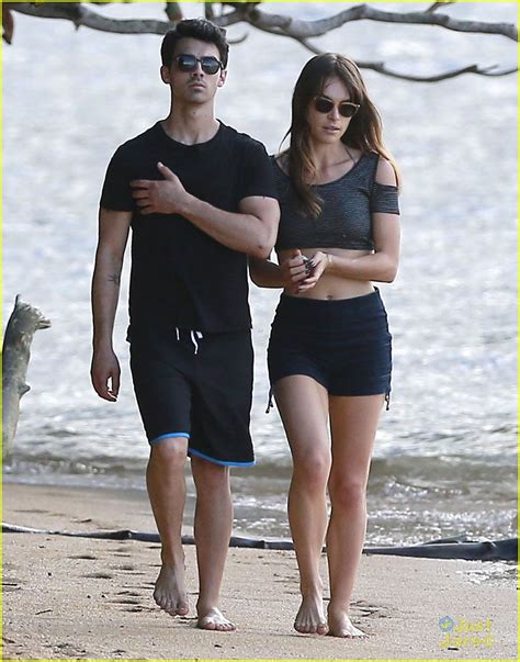 Joe Jonas And Blanda Eggenschwiler Romantic Beach Stroll In Hawaii Photo 631061 Photo Gallery