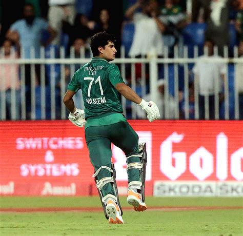 Asia Cup 2022 Naseem Shah Hit Last Over Sixes With A Bat Borrowed From