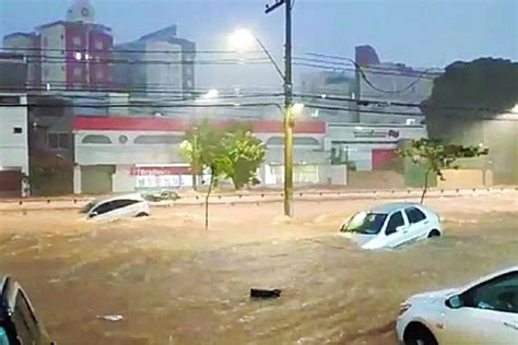 Chuva forte em Belo Horizonte causa enchente e deixa carros destruídos